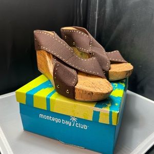 Women’s size 10 wedge
Gently used